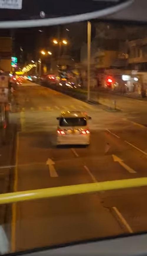 涉案白色七人車絕塵而去。(網片截圖)