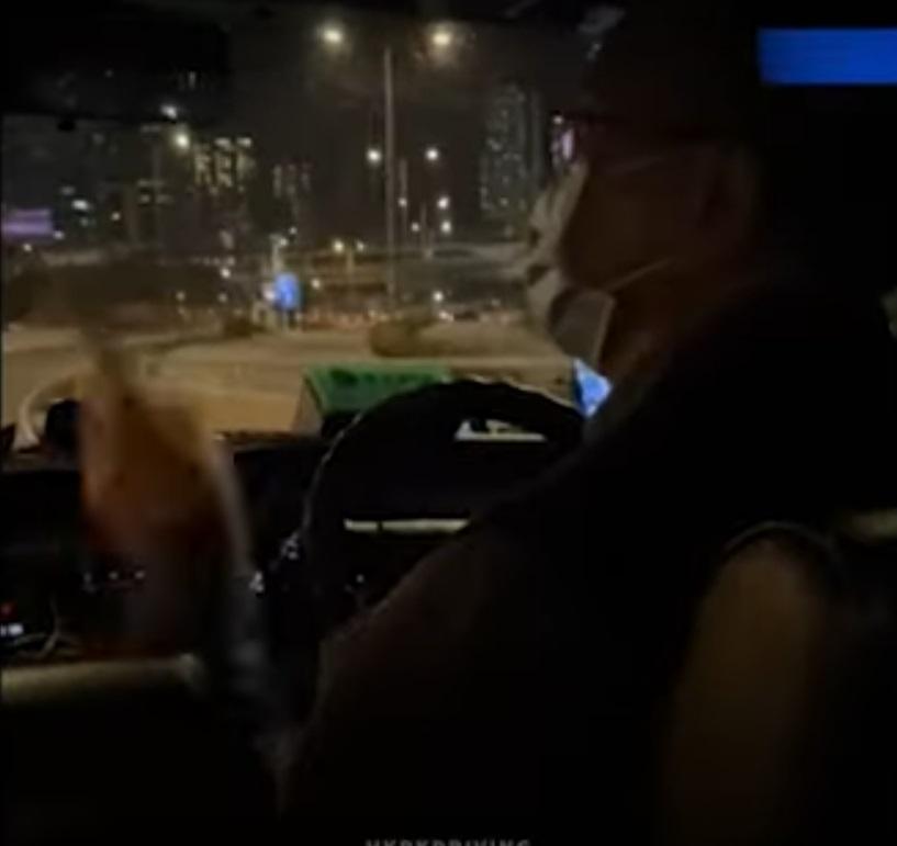 女乘客和的士司機疑因路線問題爭執,雙方粗爆互罵。(網片截圖)