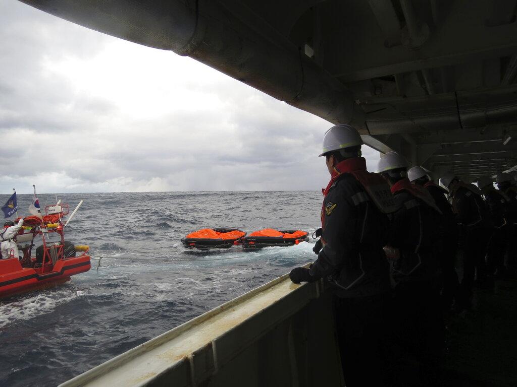 港籍貨船在日本海域附近沉沒事故,日本及南韓當局派人員搜救。(美聯社圖)