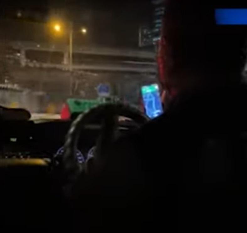 女乘客與的士司機互罵,雙方粗口橫飛。(網上截圖)