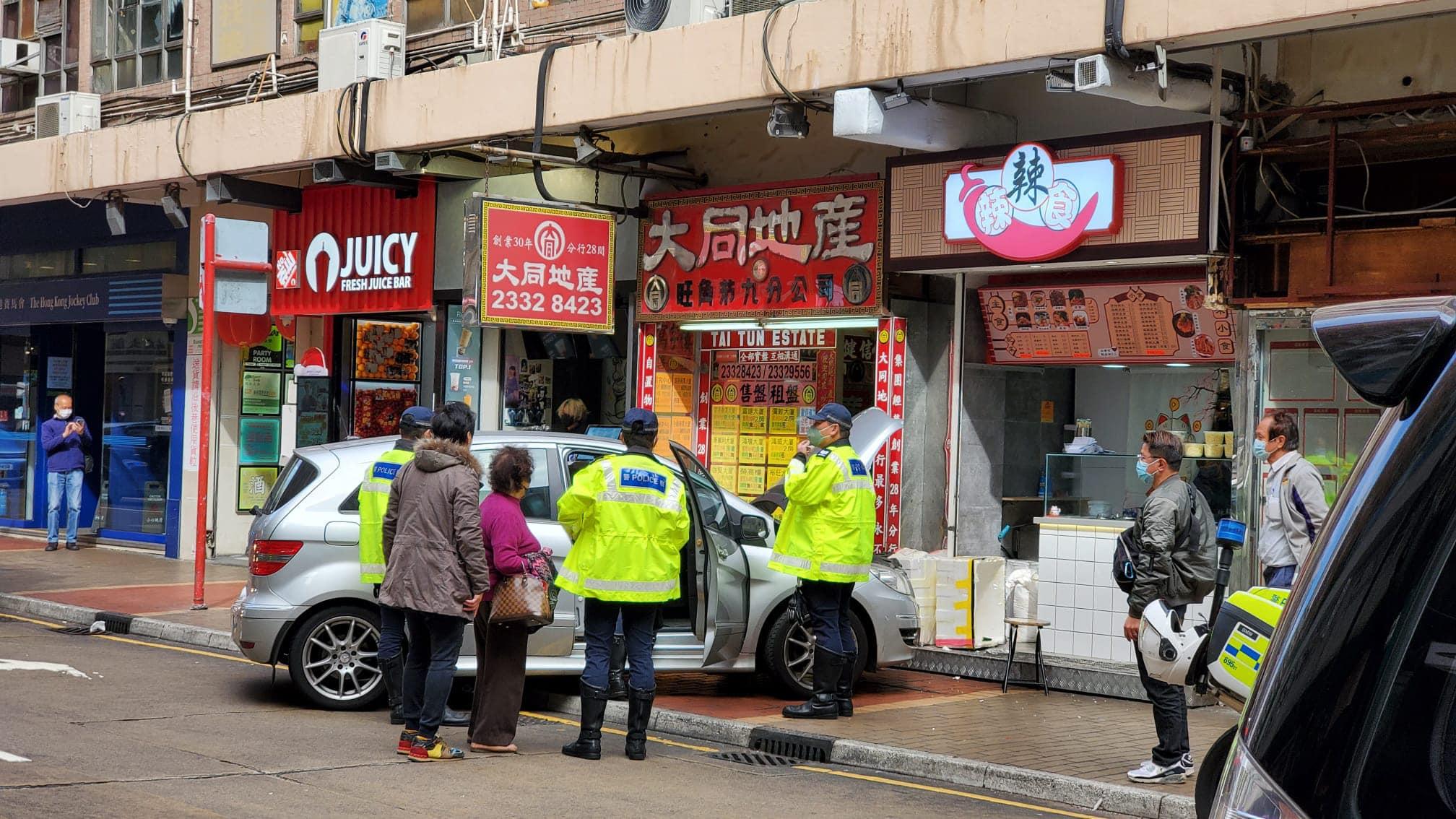 私家車幾乎撞入一間店鋪。(馬路的事討論區fb圖)