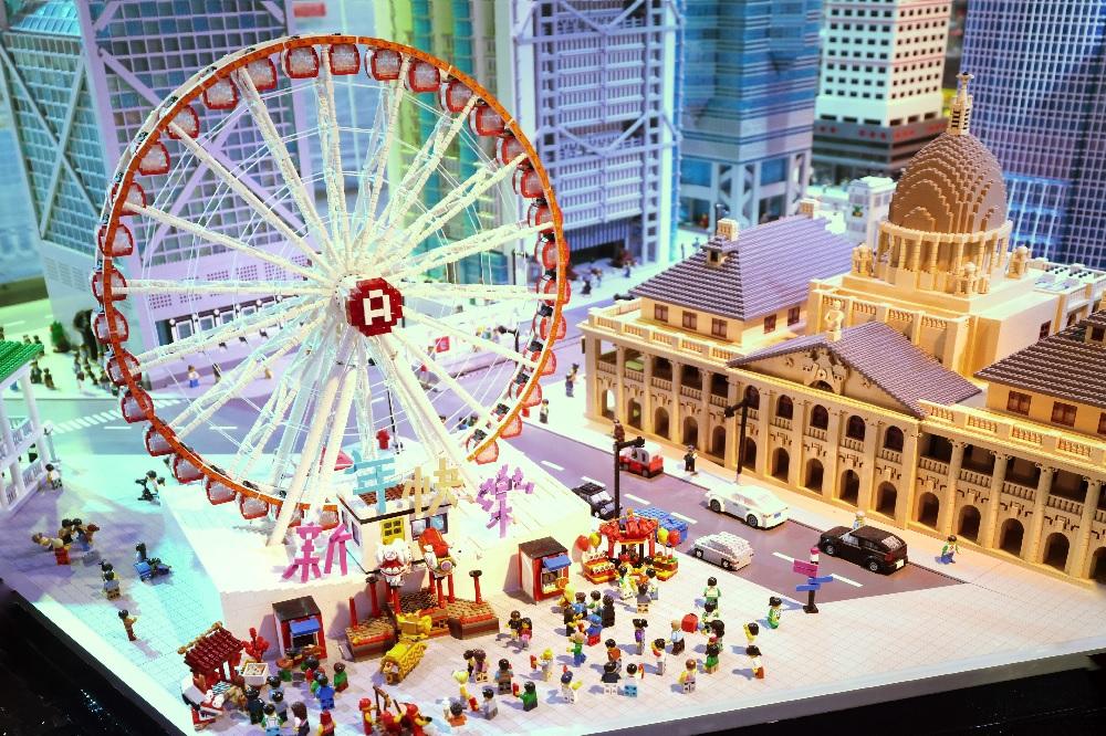 小朋友可在摩天輪下及尖沙咀街頭找出隱藏的財神樂高®人仔,除了感受到新年氣氛,集齊所有任務蓋章便可獲得神秘小禮品乙份。