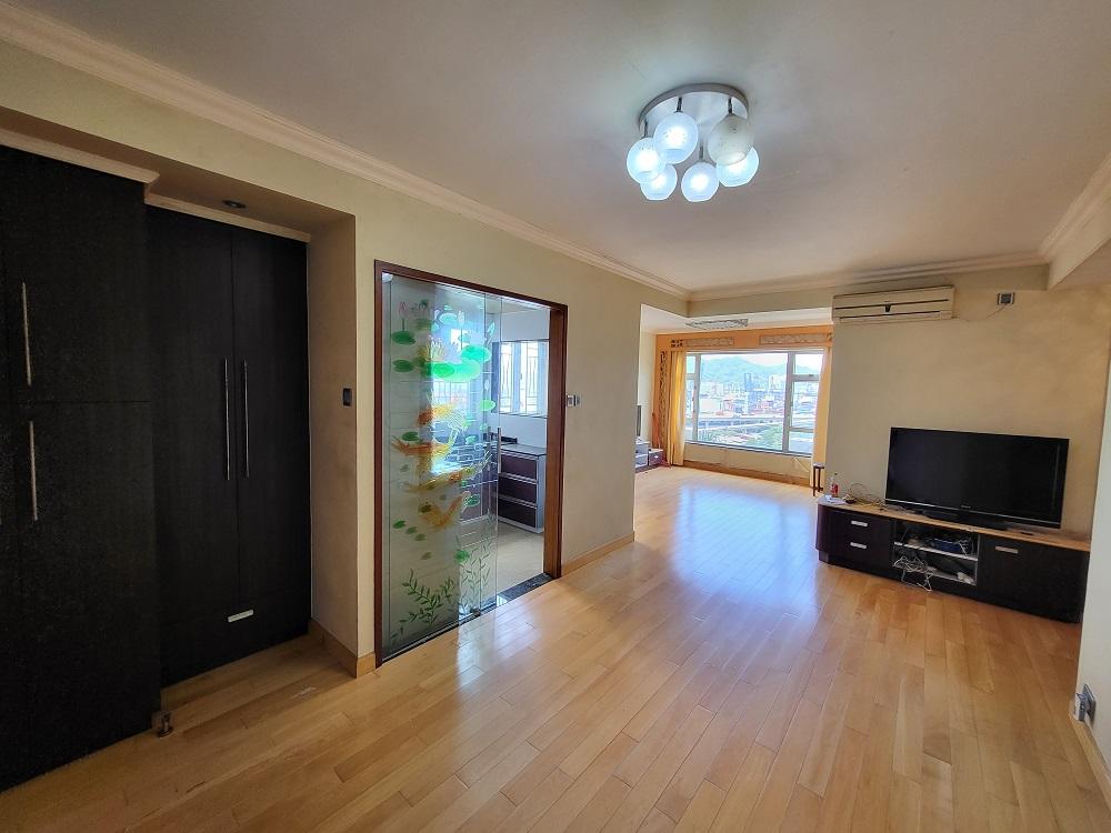 大廳屬「呂」字型開則,空隔闊落,而廚房採用半透明玻璃門,有助加強空間感。