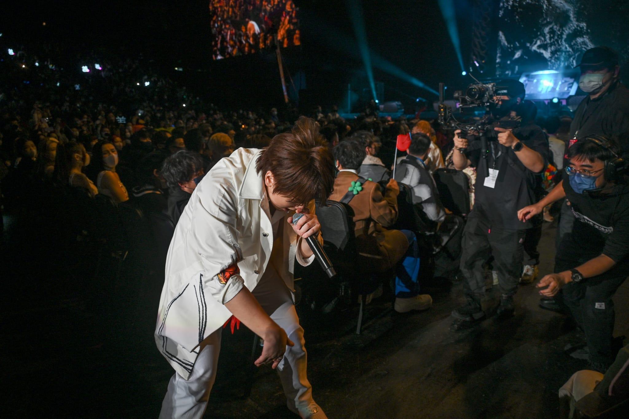 姜濤得獎唱《鏡中鏡》時,更唱到走落台。 攝:李睿哲