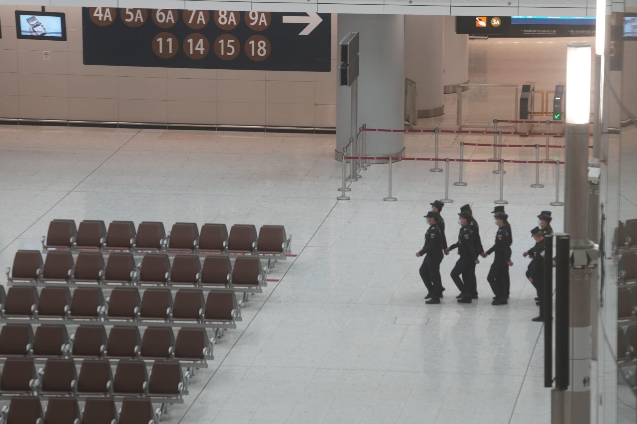 西九高鐵站有工作人員駐守。(陳奕釗攝)