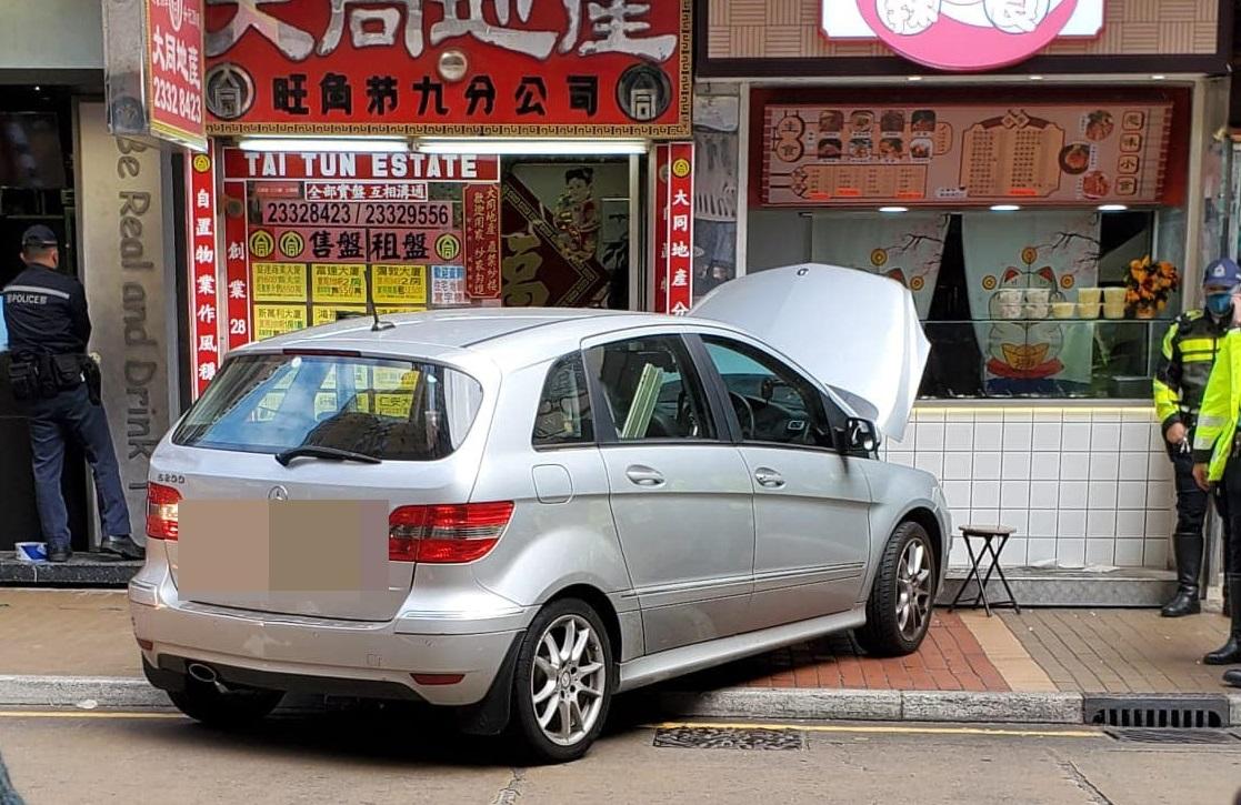 私家車幾乎撞入一間店鋪。(馬路的事討論區fb圖)