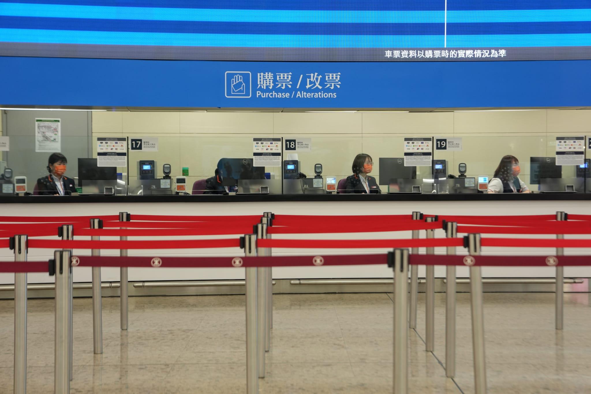 港鐵指,西九高鐵站下午2時重新開放現場售票。(陳奕釗攝)
