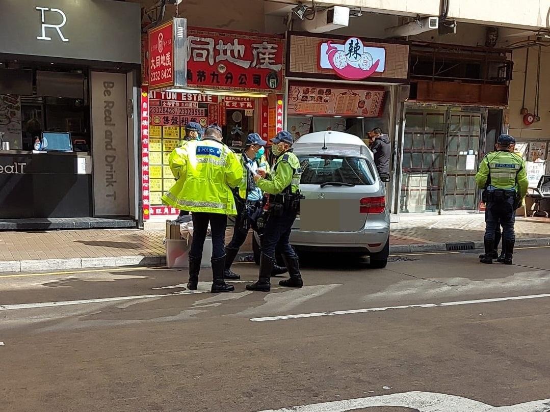私家車幾乎撞入一間店鋪。(馬路的事討論區fb圖)