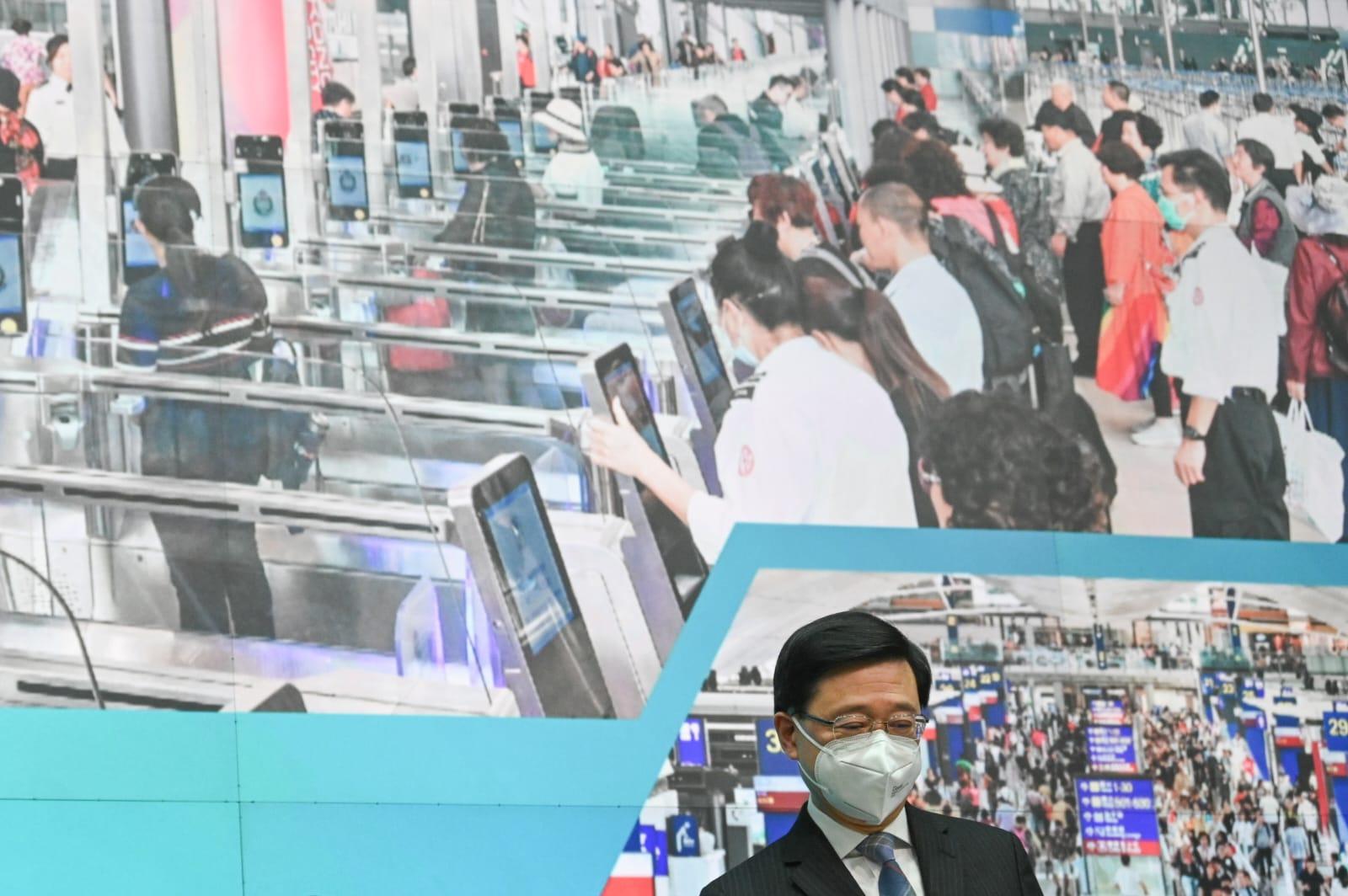 特首李家超與一眾官員下午交代周日與內地通關安排。(李睿哲攝)