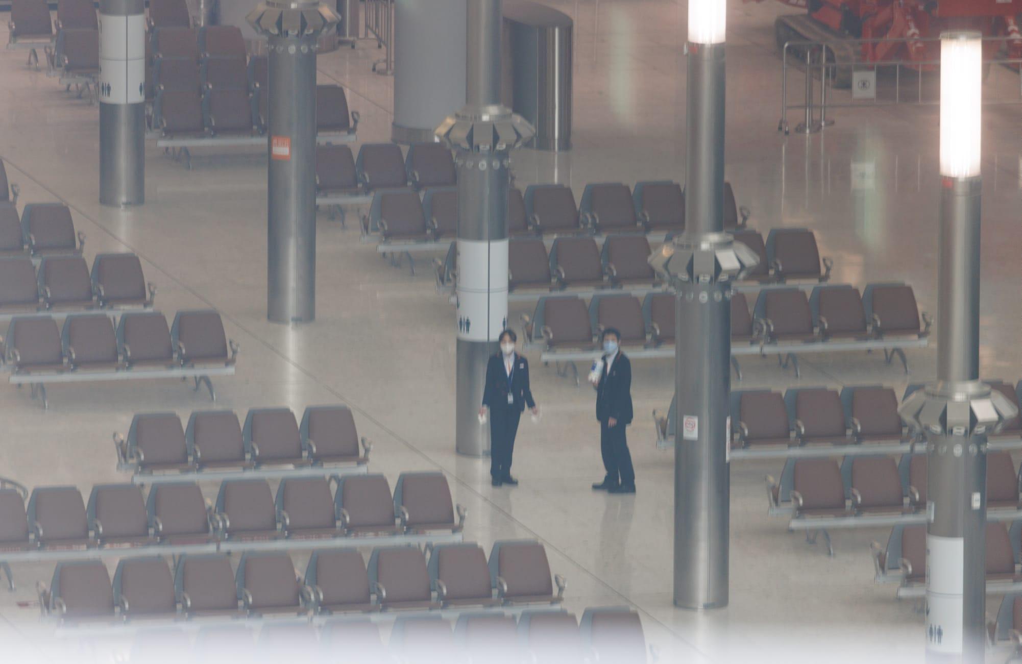 西九高鐵站即日起試運,站內在工作人員。(蘇文傑攝)