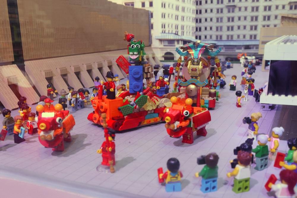 小朋友可在摩天輪下及尖沙咀街頭找出隱藏的財神樂高®人仔,除了感受到新年氣氛,集齊所有任務蓋章便可獲得神秘小禮品乙份。