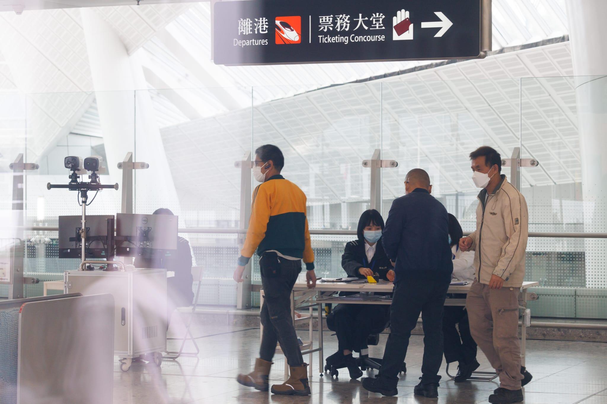 西九高鐵站即日起試運,票務大堂有工作人員。(蘇文傑攝)