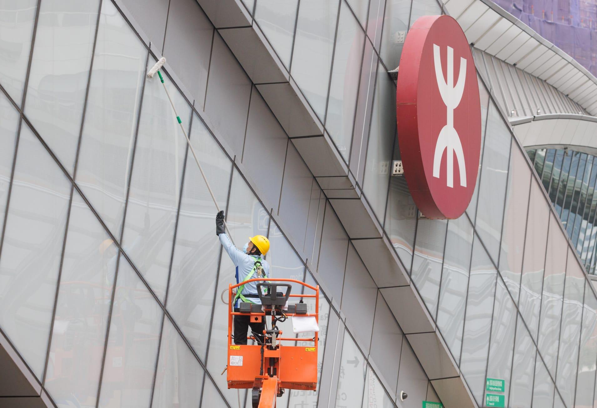 西九高鐵站即日起試運,票務大堂有工作人員。(蘇文傑攝)