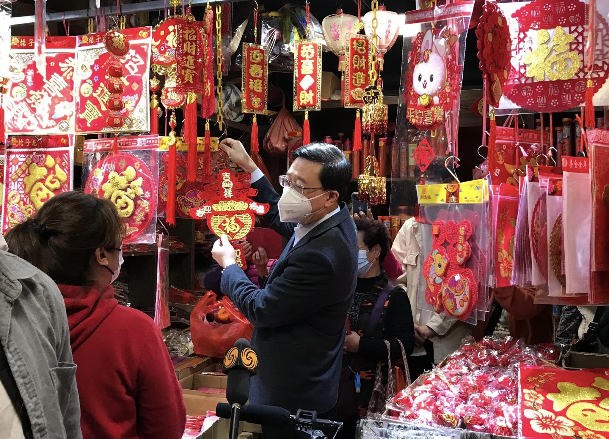 特首李家超今早到青衣派福袋購揮春,向市民拜早年。(李家超fb圖)