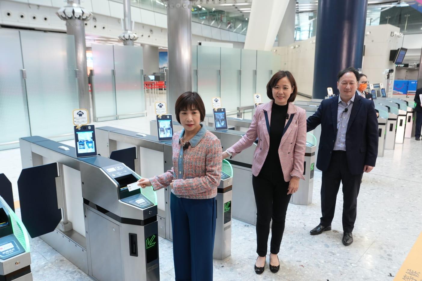 高鐵車票中午正式開售。(陳奕釗攝)