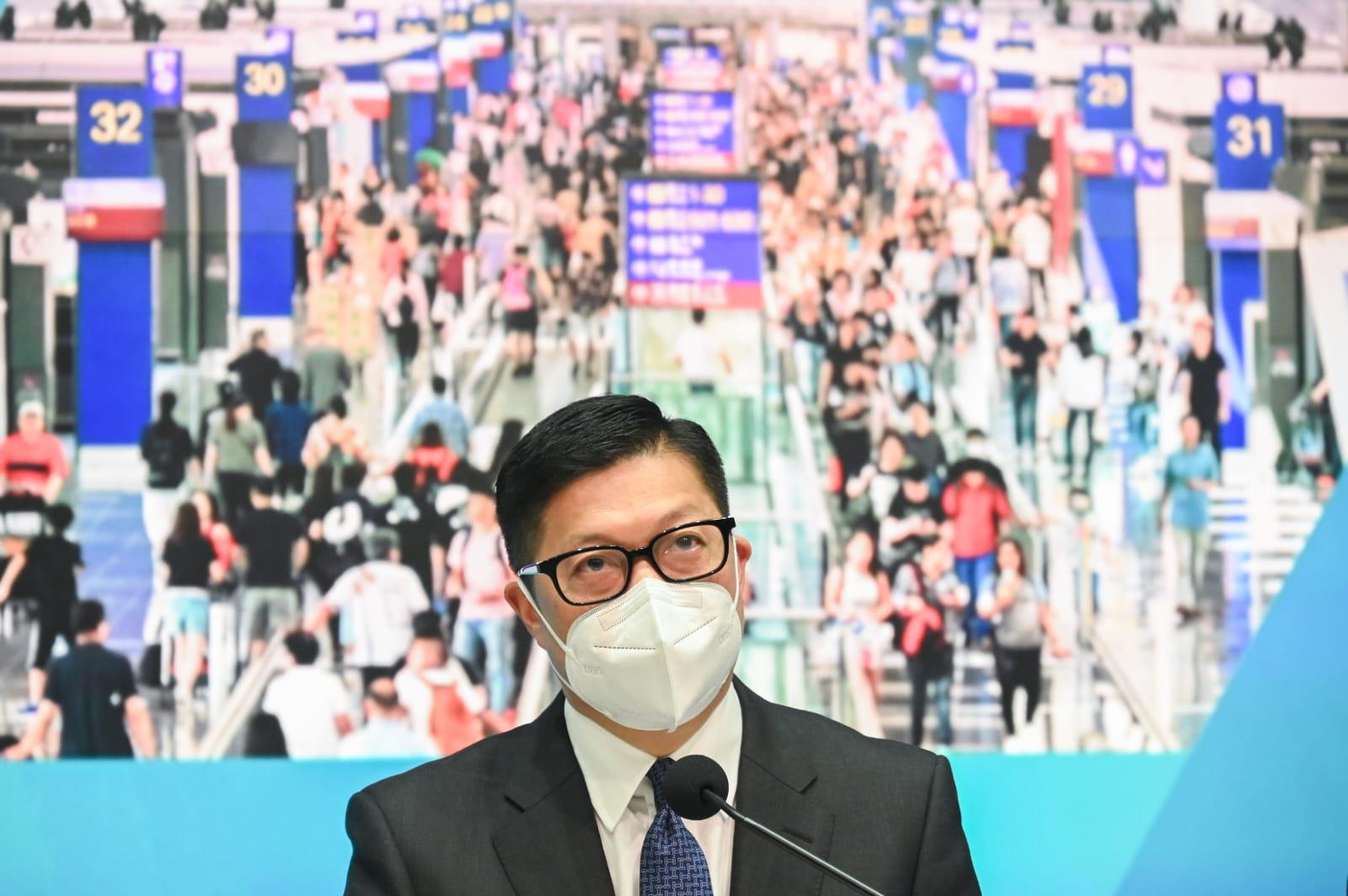 鄧炳強指,紀律部隊已調配足夠人手及已進行實地演練,確保通關安全有序及順暢。(李睿哲攝)