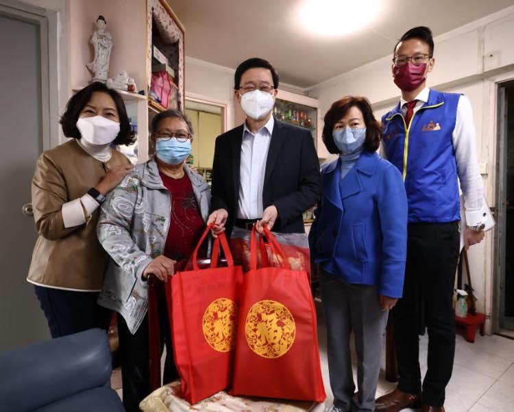 特首李家超在局長麥美娟等陪同下,到青衣長亨邨上門派福袋。(李家超fb圖)