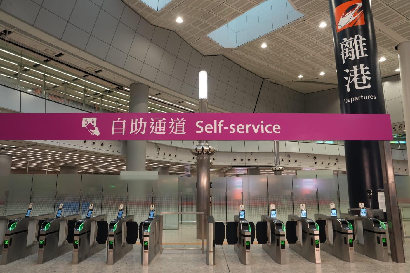 高鐵車票中午開售,西九高鐵站設有自動通道。(陳奕釗攝)