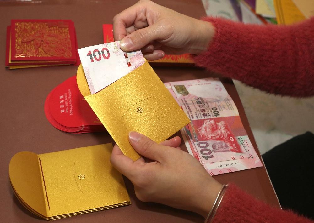 麥博士建議家長,最好派發實體紅包,不要以電子錢包當作利是,這會影響小朋友對金錢的認知與實質的體驗。