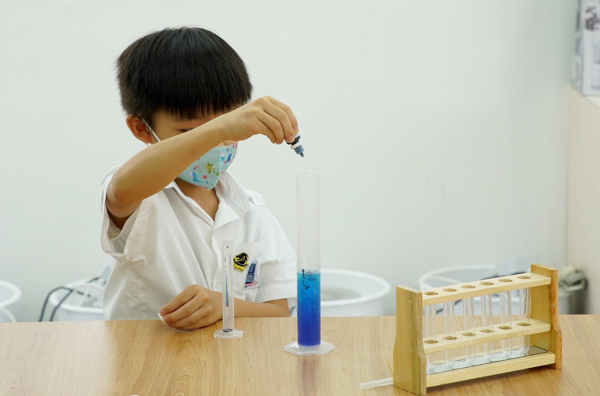 科學課時,老師講解食物金字塔及做實驗。