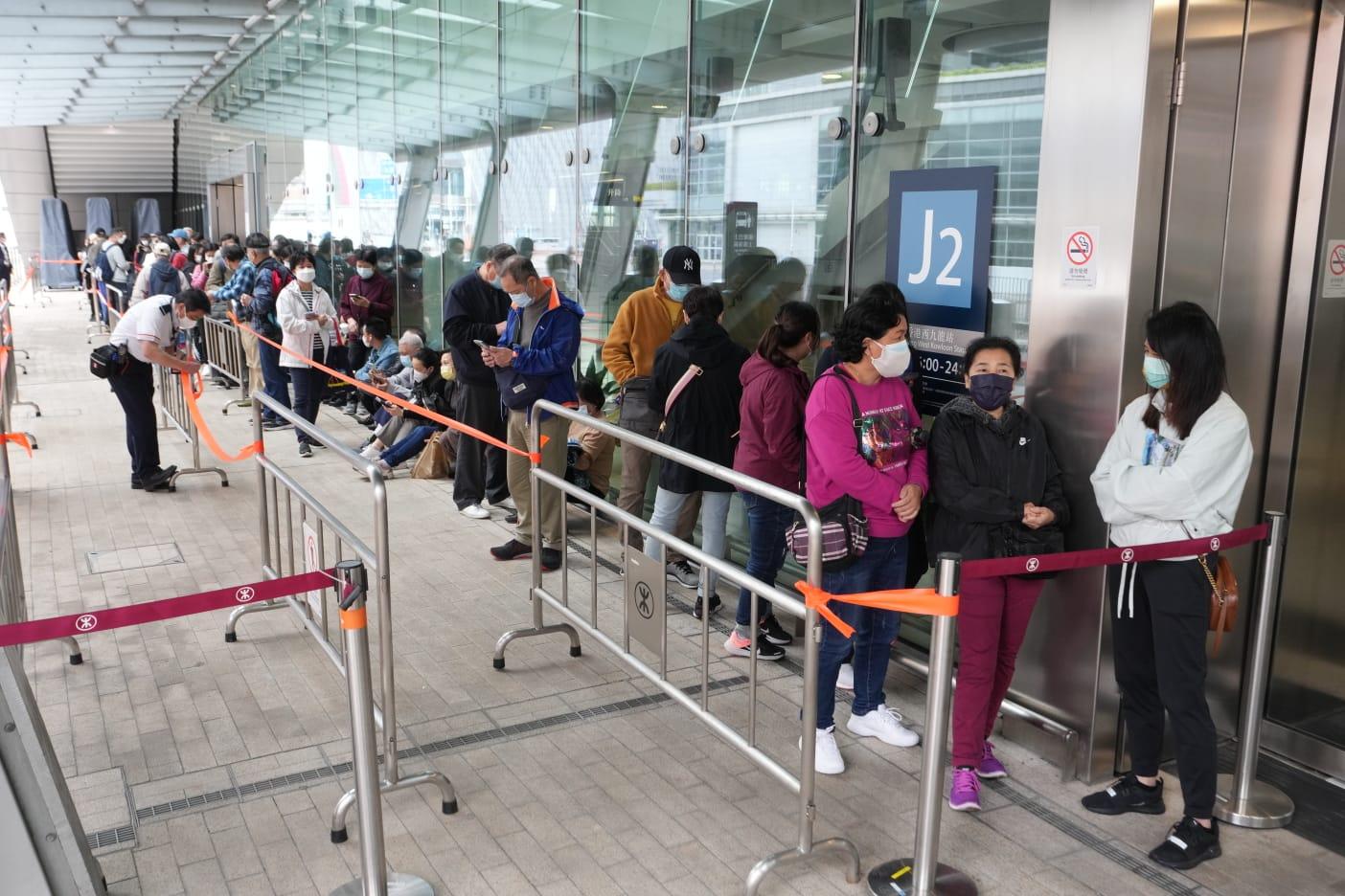 不少市民在西九高鐵站外等候購票。(陳奕釗攝)