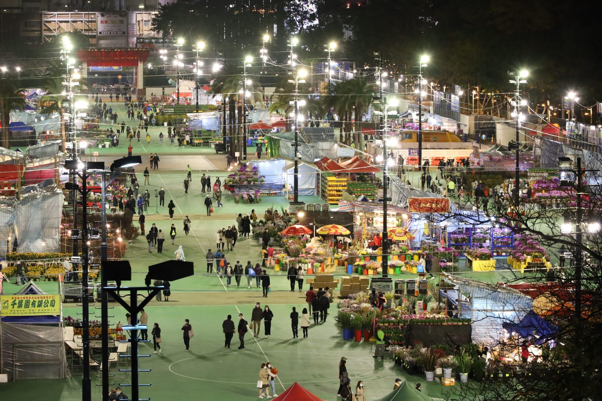 全港15個年宵市場,今日開鑼。圖為維園年宵市場。(鍾式明攝)
