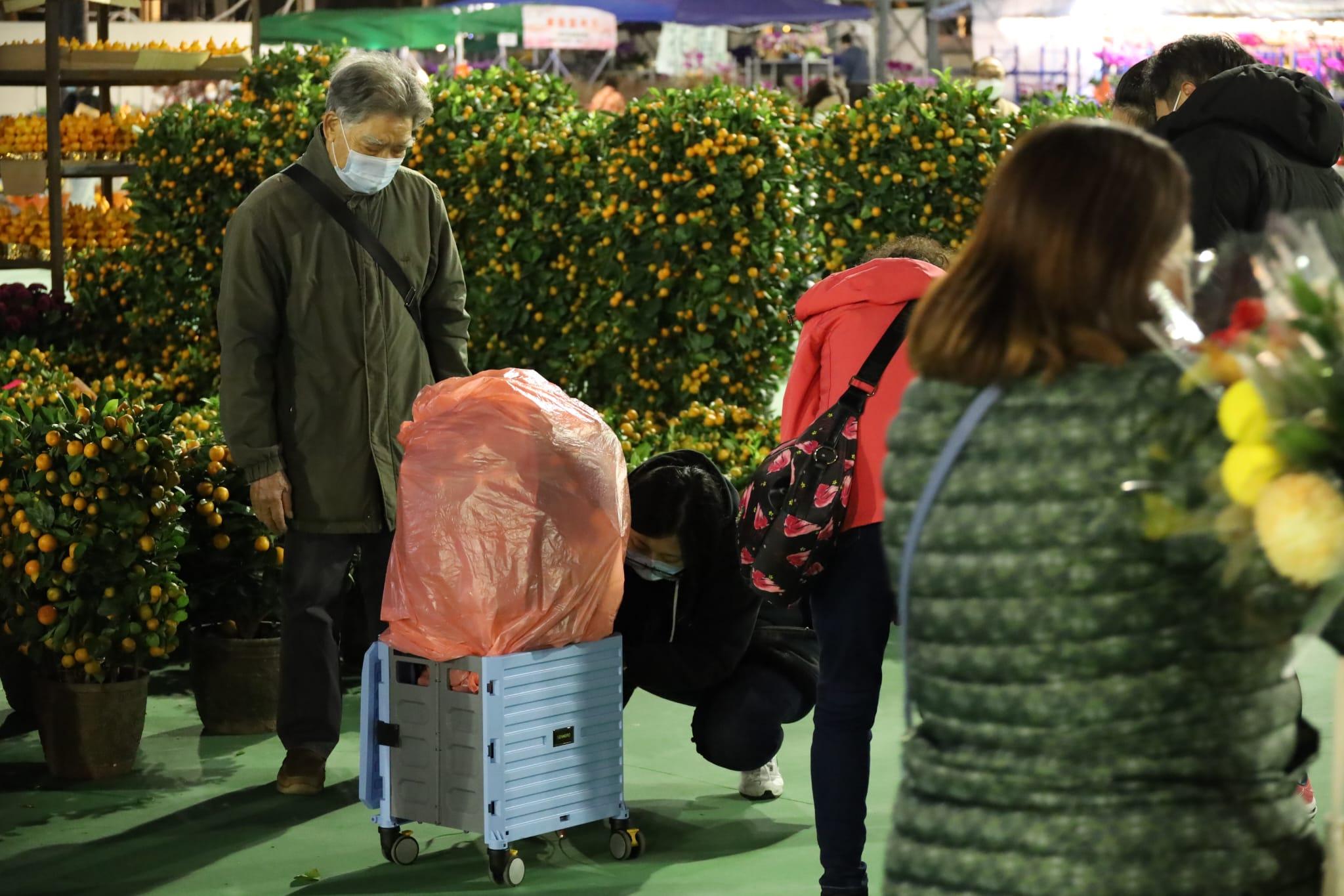 全港15個年宵市場,今日開鑼。(鍾式明攝)