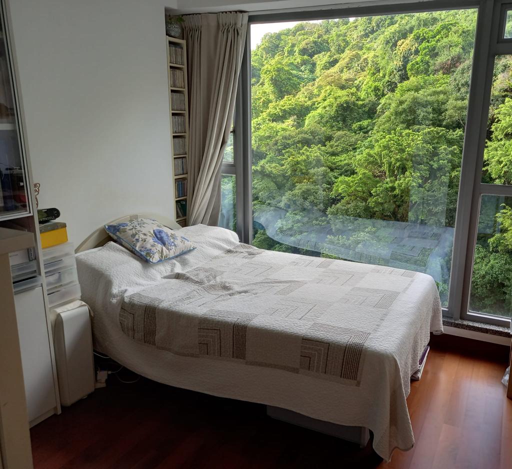 主人套房採用近乎全落地的玻璃窗,窗外翠綠山景一覽無遺。