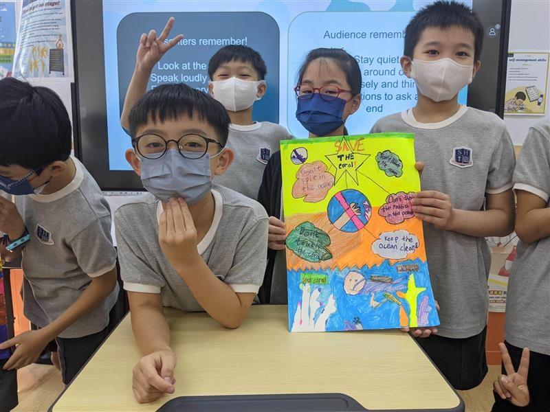 同學以流利英語進行小組討論貫徹語言政策。