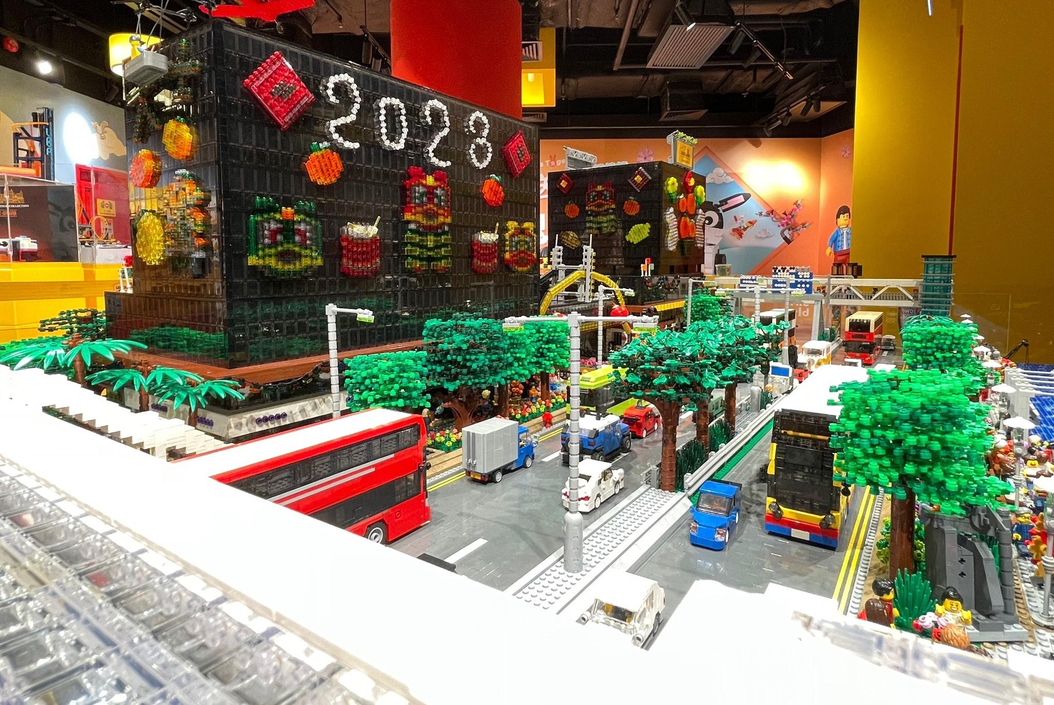 樂高®拼砌的尖沙咀東場景亦已換上新年裝飾。