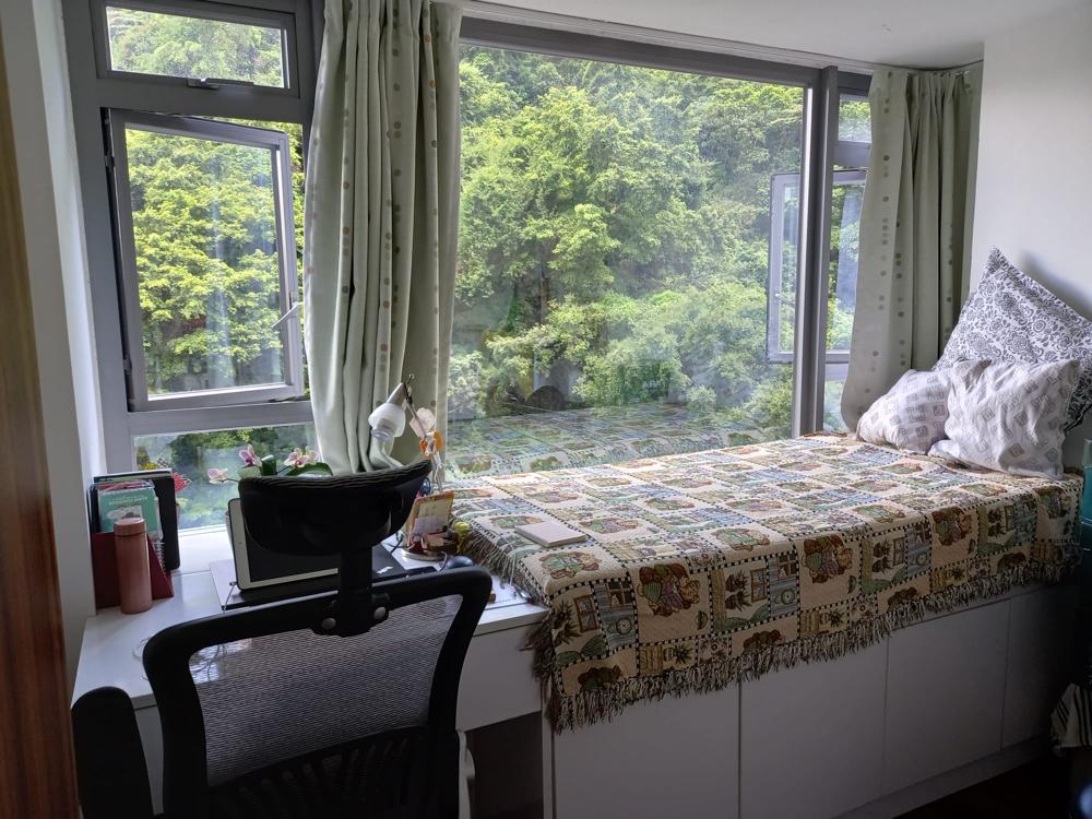 每間睡房均享山景,其中一間設有睡床連書桌及衣櫃,新淨又實用。