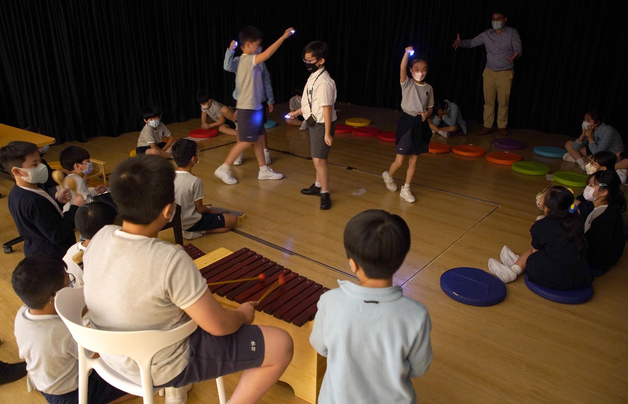 以律動配合音樂的課堂。