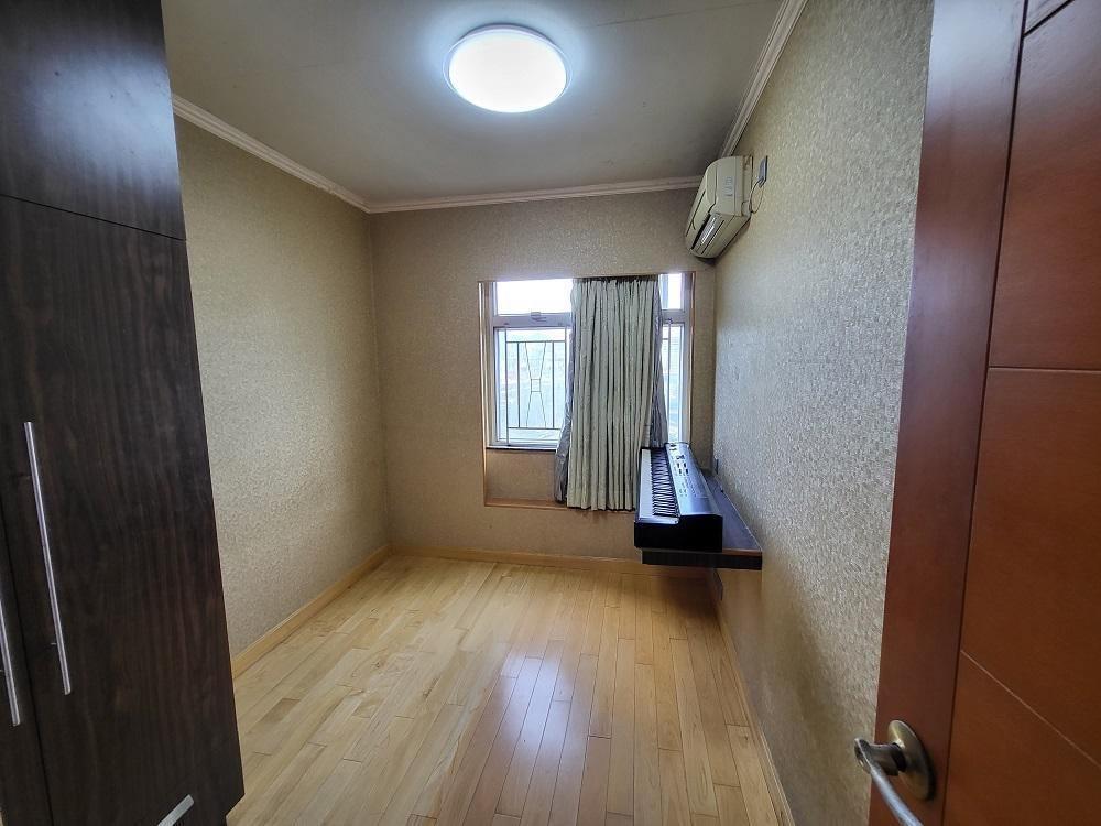 方正實用的睡房。