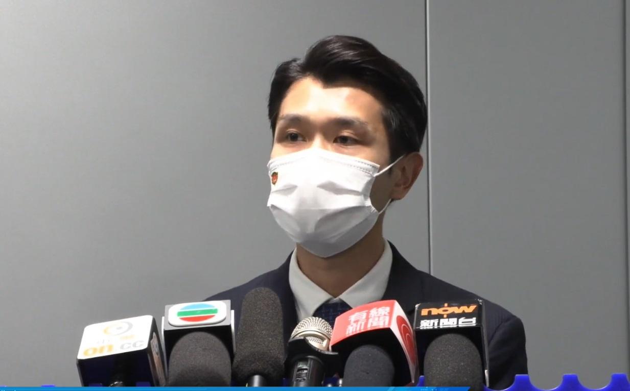 警方有組織罪案及三合會調查科總督察黃志騰交代案情。(警方直播截圖)