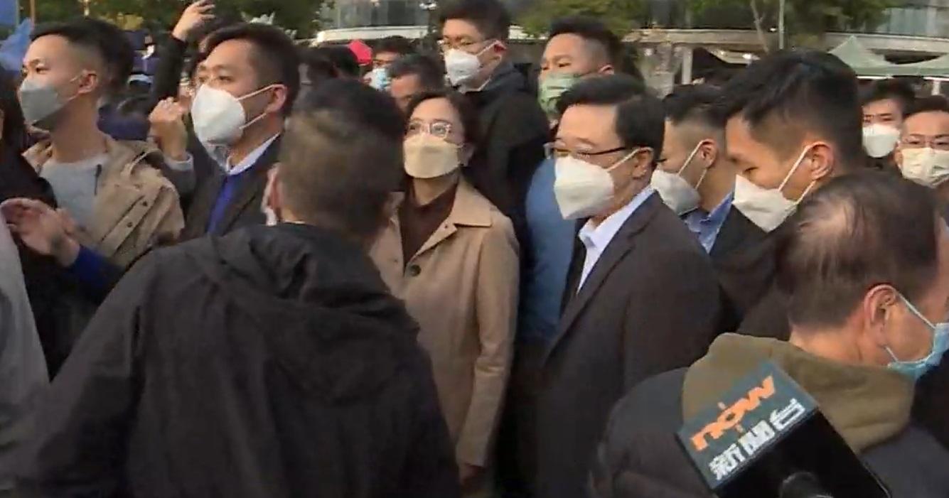 李家超今午在大批保鑣保護下逛維園花市。(直播截圖)