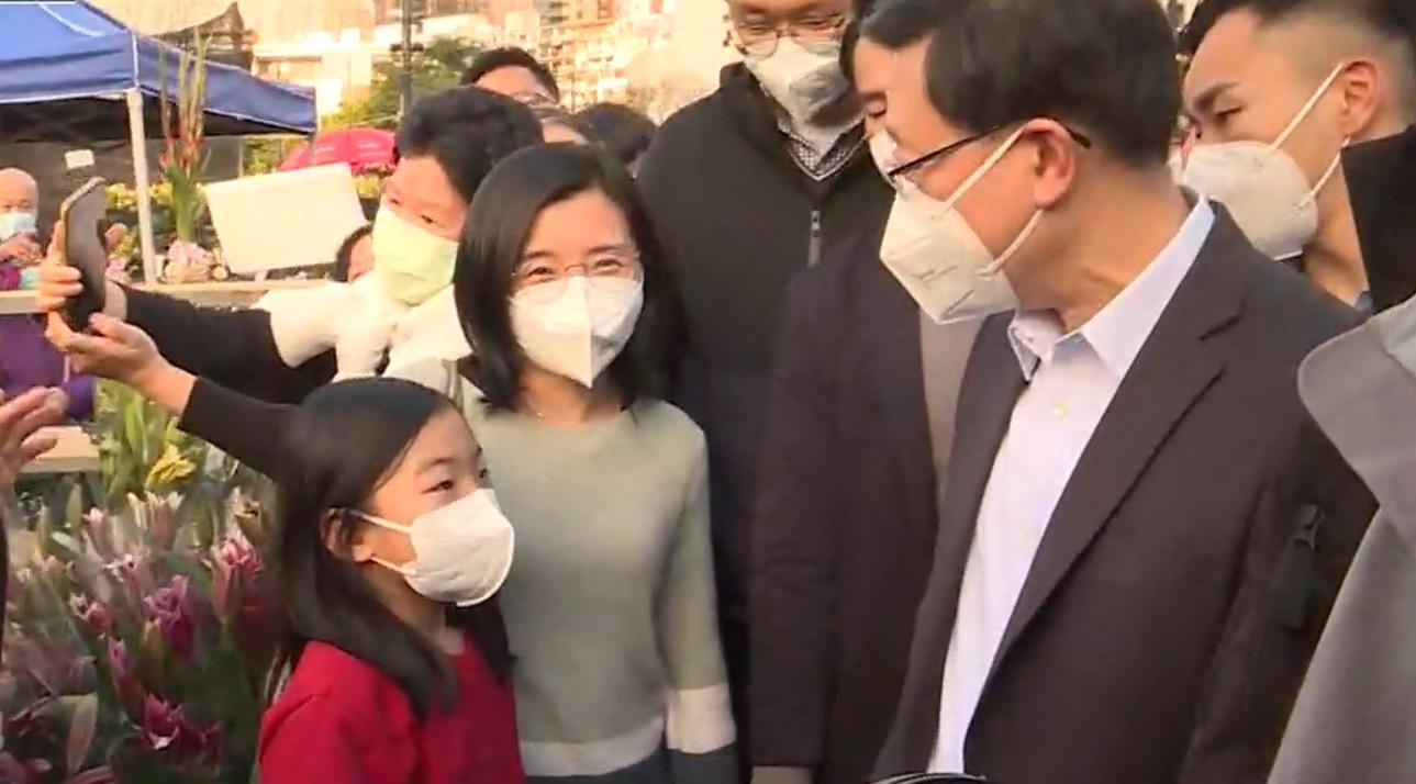 李家超下午到維園逛花市,並同市民和小朋友傾談及拍照。(直播截圖)