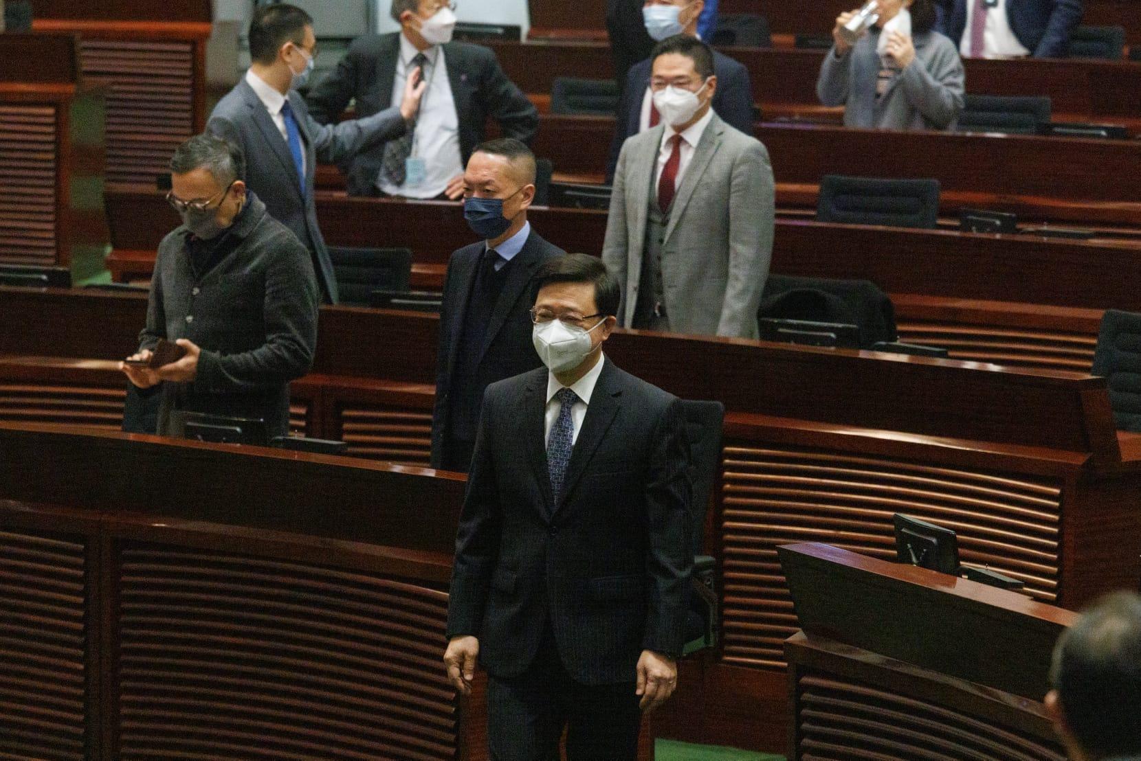 李家超今日出席立法會問答會,回顧上任以來的工作。(蘇文傑攝)