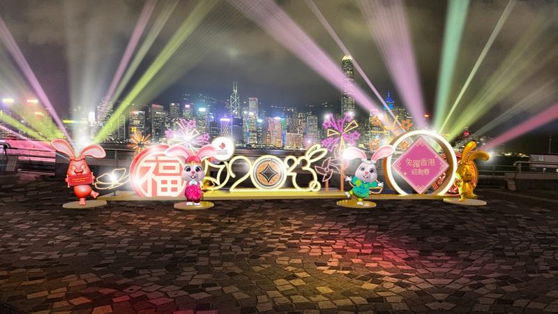 多隻福兔跑上文化中心觀景台,與燈光及賀 年音樂配合。(旅發局圖)