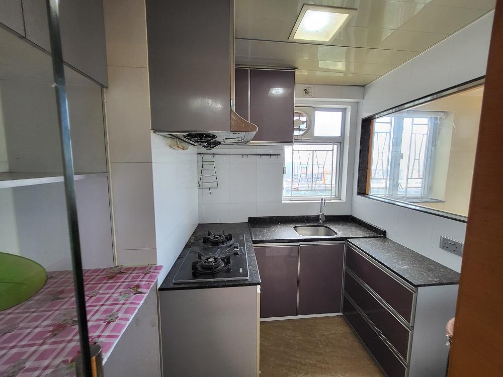 闊落的廚房開設了窗戶,視野與大廳貫穿,更顯空間感。