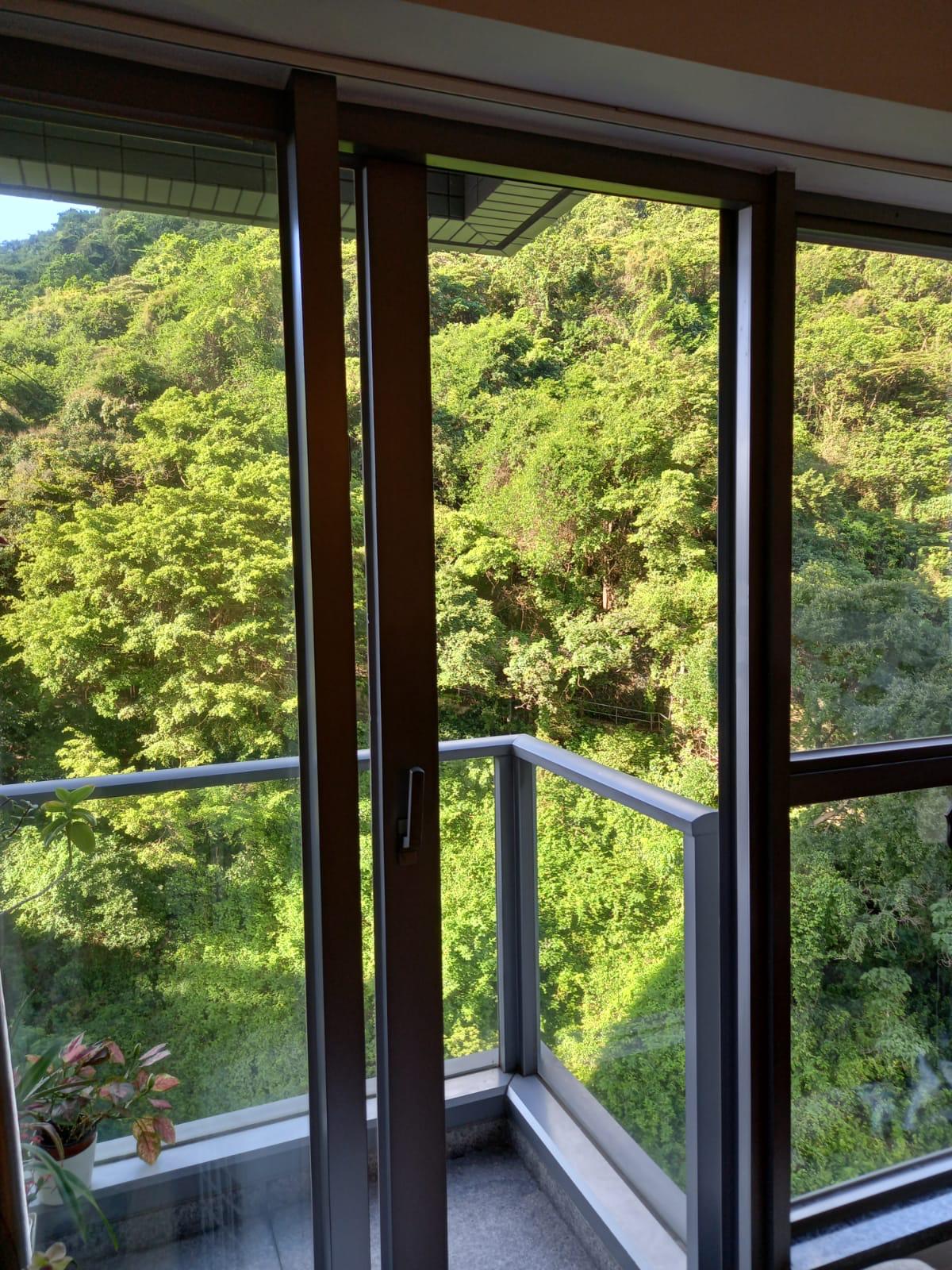 單位客廳外接小露台。