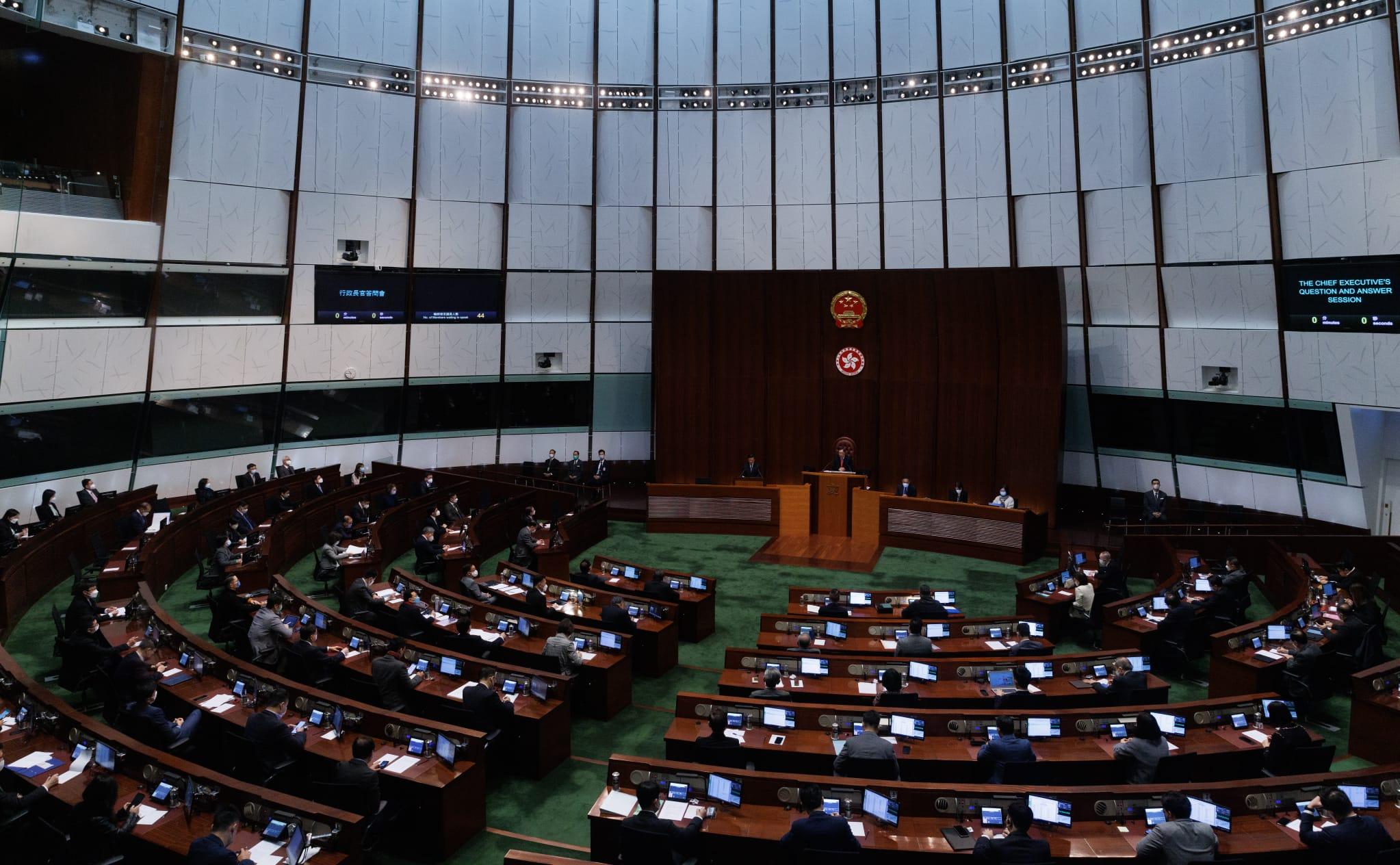 李家超今日出席立法會問答會,回顧上任以來的工作。(蘇文傑攝)