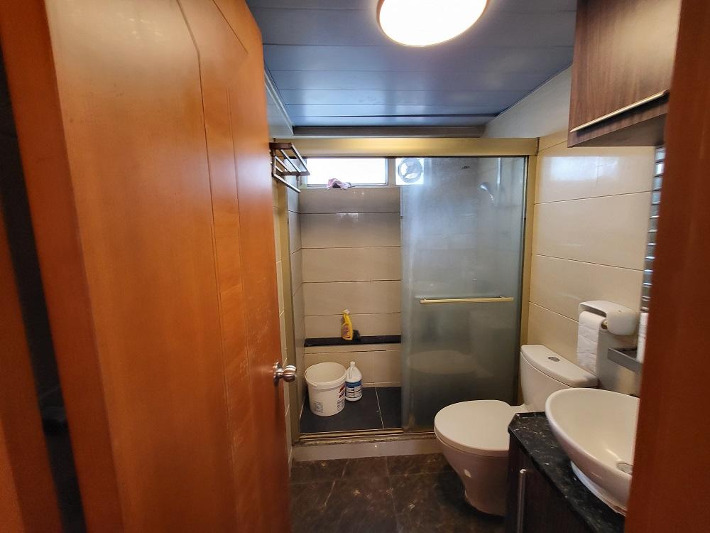 浴室裝修一般,但面積頗大。