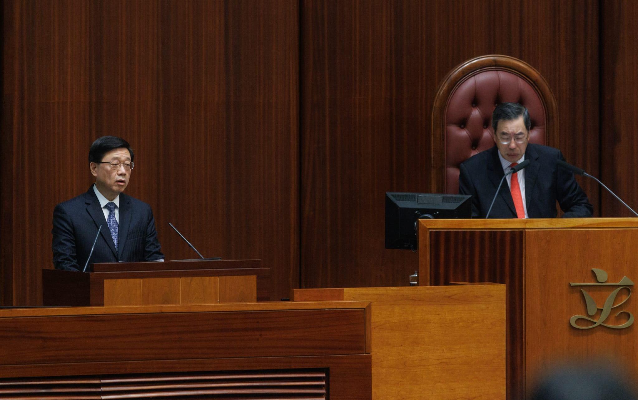 李家超今日出席立法會問答會,回顧上任以來的工作。(蘇文傑攝)