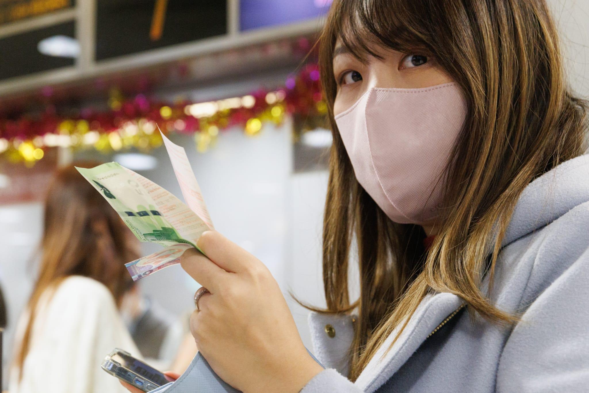 8000萬六合彩新春金多寶今晚攪珠,不少市民中午起趕往投注站買彩票。(蘇文傑攝)