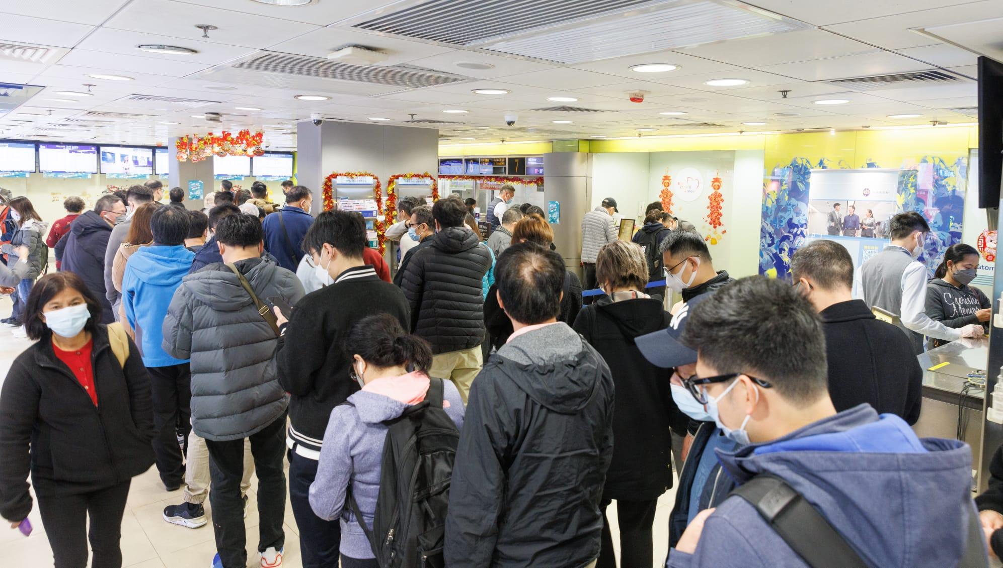 8000萬六合彩新春金多寶今晚攪珠,不少市民中午起趕往投注站買彩票。(蘇文傑攝)