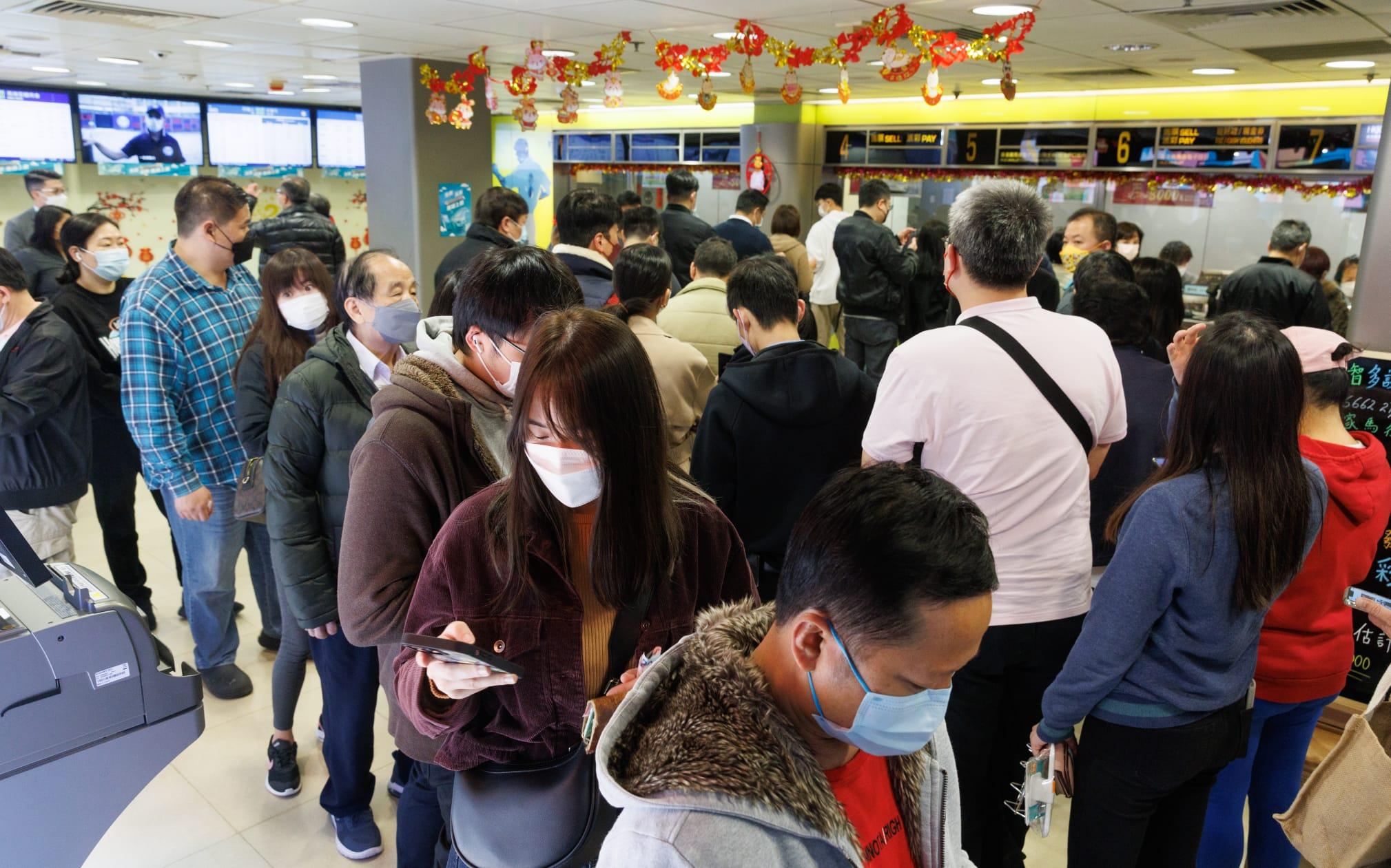 不少市民中午起趕往投注站買彩票,投注站大堂人頭湧湧,水泄不通。(蘇文傑攝)