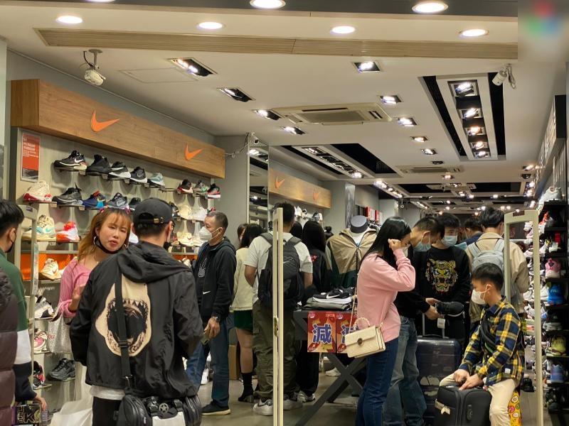 波鞋店客人絡繹不絕。(澳廣視)