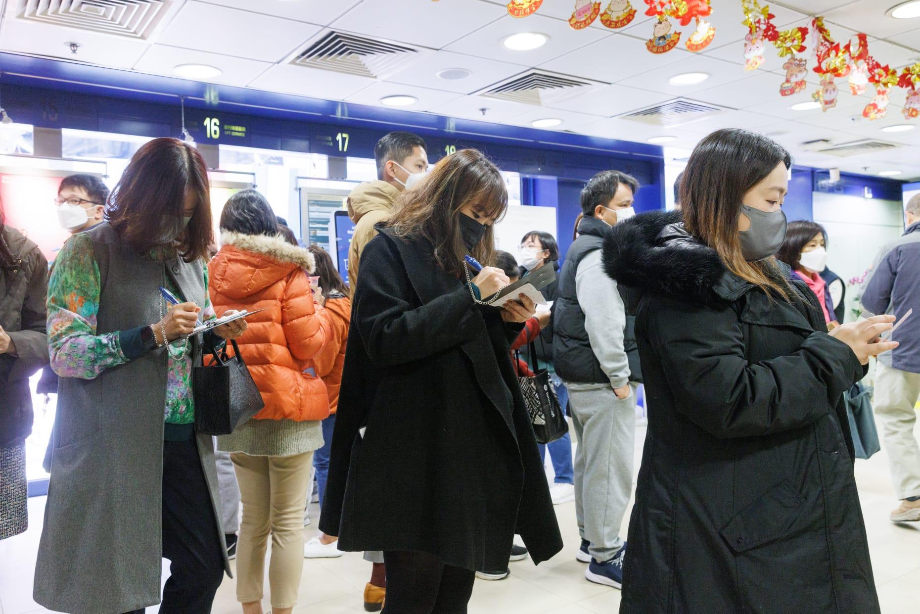 不少市民中午起趕往投注站買彩票,投注站大堂人頭湧湧,水泄不通。(蘇文傑攝)