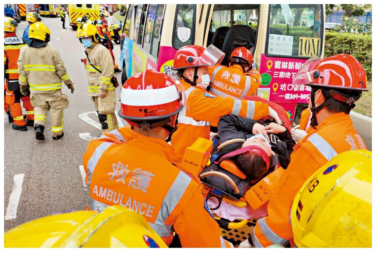 觀塘小巴撞壆十傷 司機暈倒 乘客臨危不亂助掌軚煞車