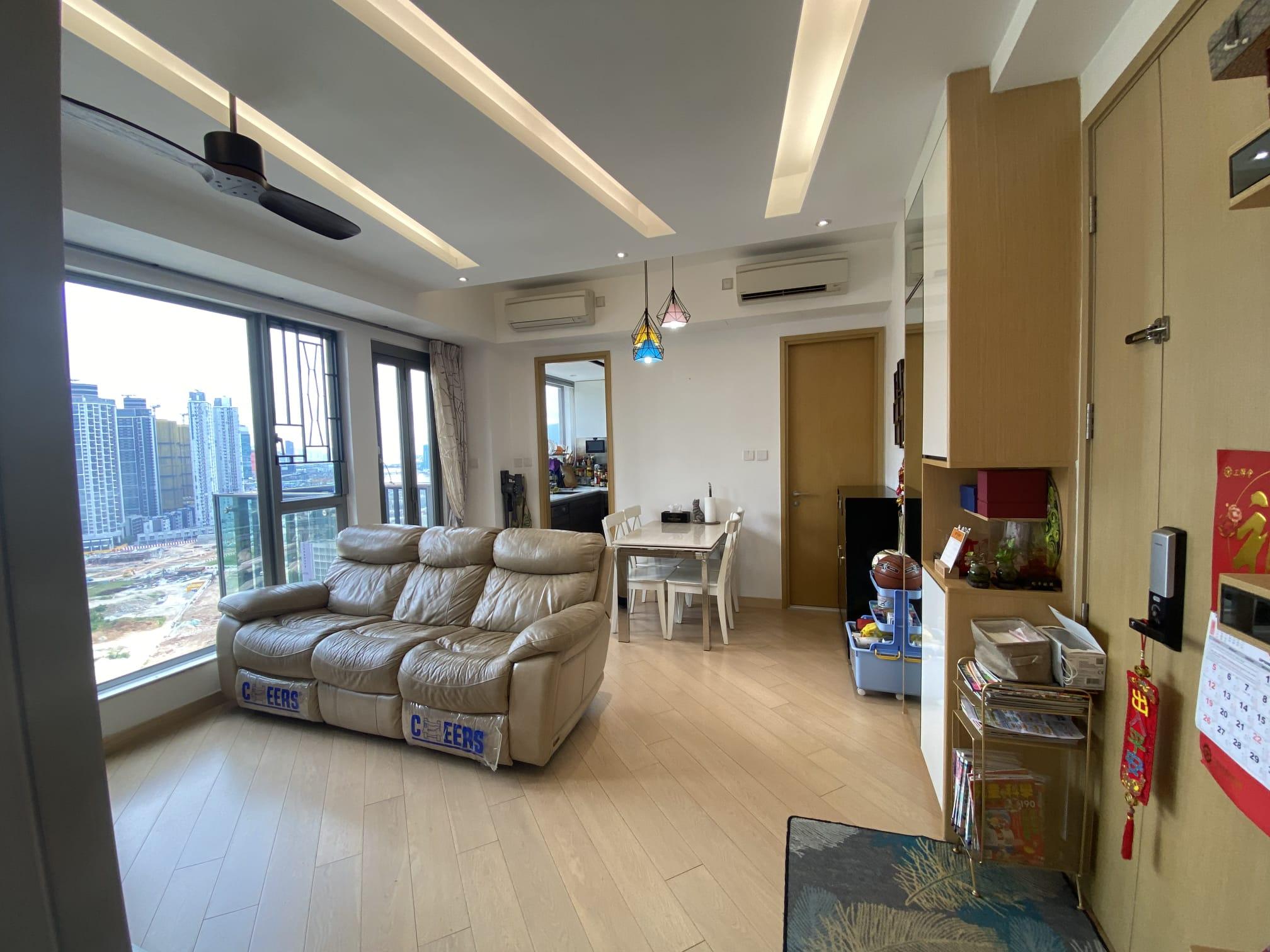 大廳空間闊落,外接小露台,望啟德市景為主。